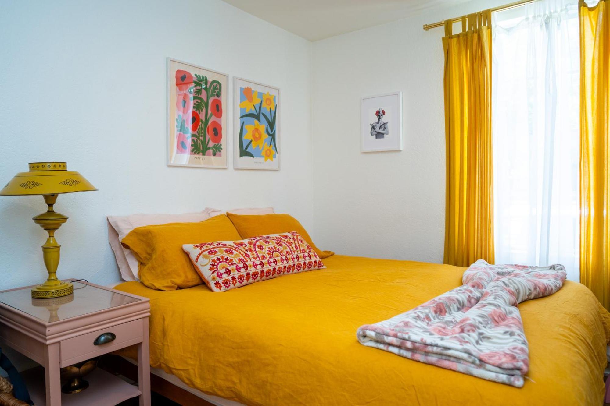 Stylish, Artsy Bungalow Central Eastside オースティン エクステリア 写真