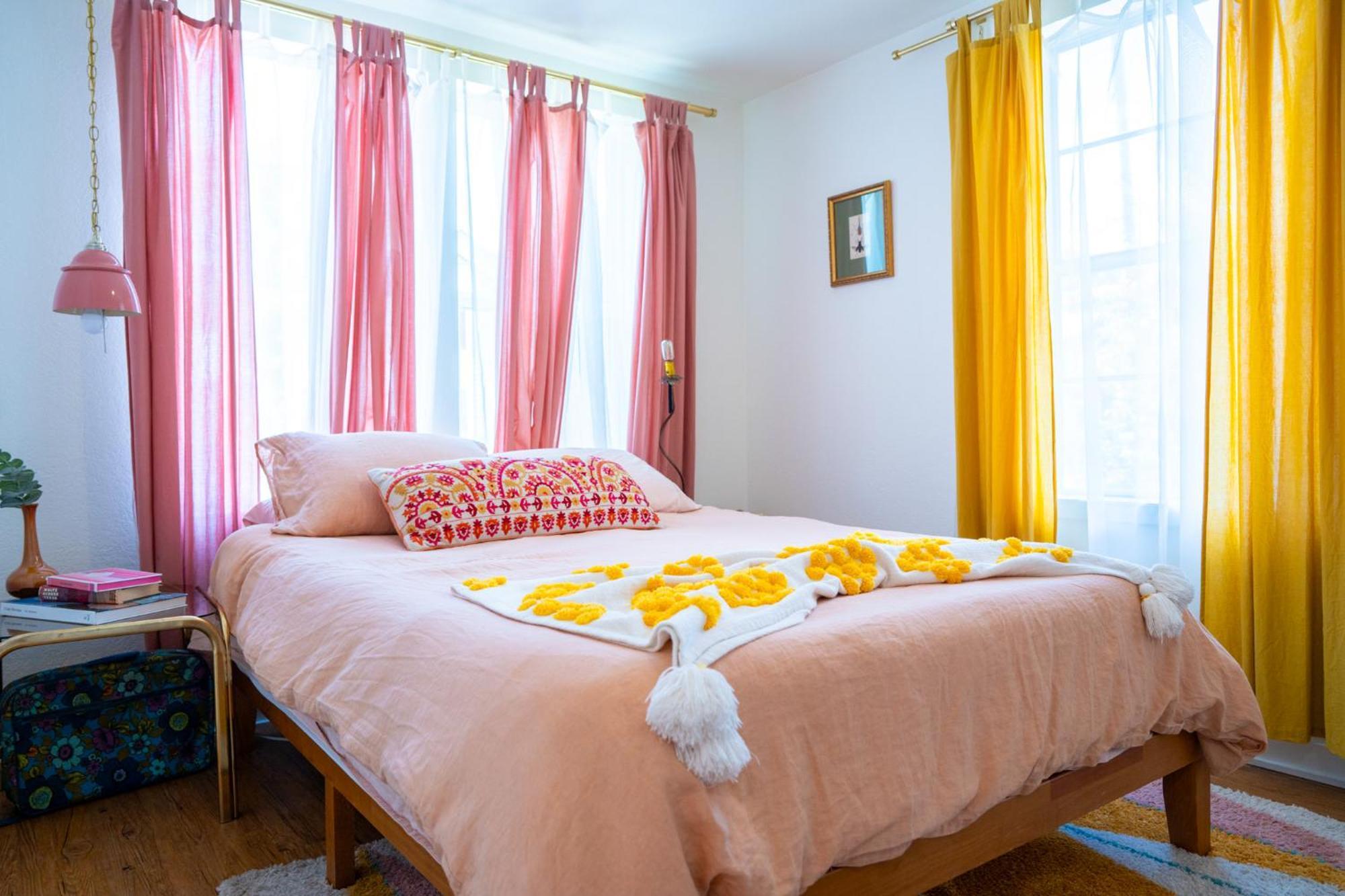 Stylish, Artsy Bungalow Central Eastside オースティン エクステリア 写真