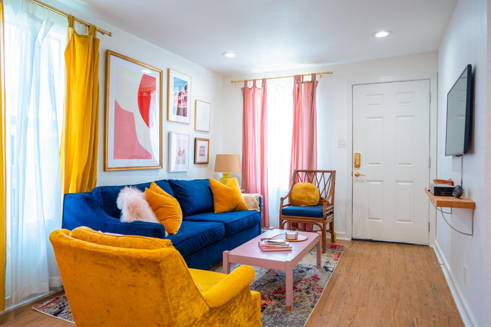 Stylish, Artsy Bungalow Central Eastside オースティン エクステリア 写真