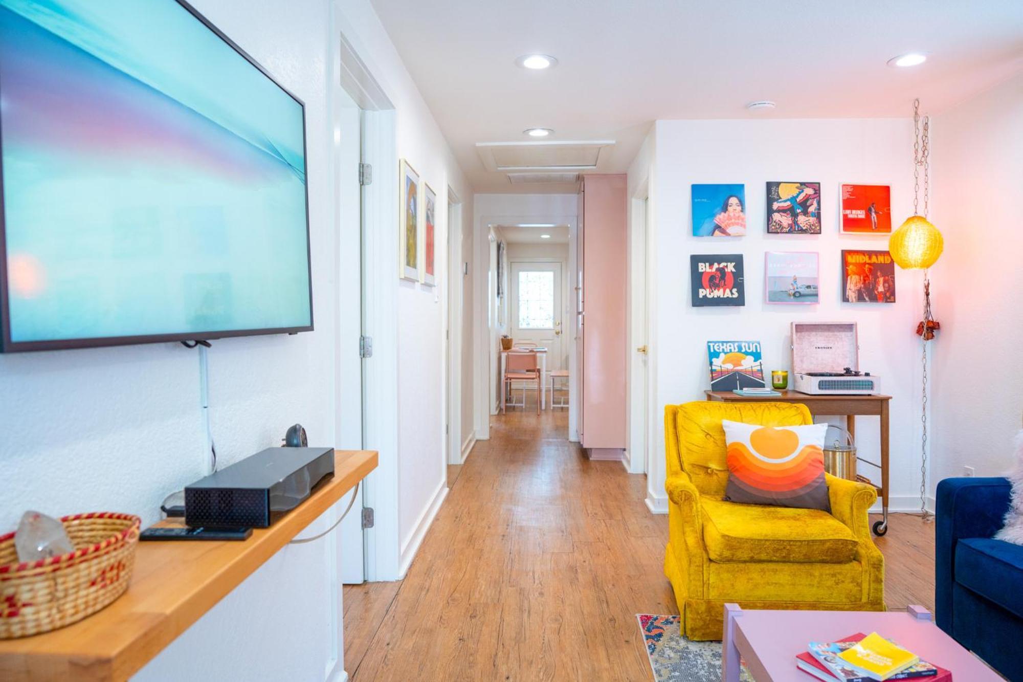 Stylish, Artsy Bungalow Central Eastside オースティン エクステリア 写真
