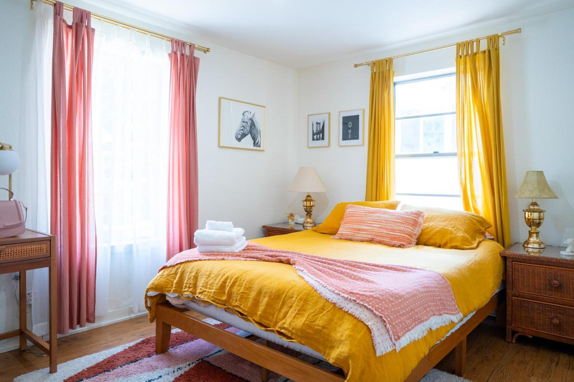Stylish, Artsy Bungalow Central Eastside オースティン エクステリア 写真