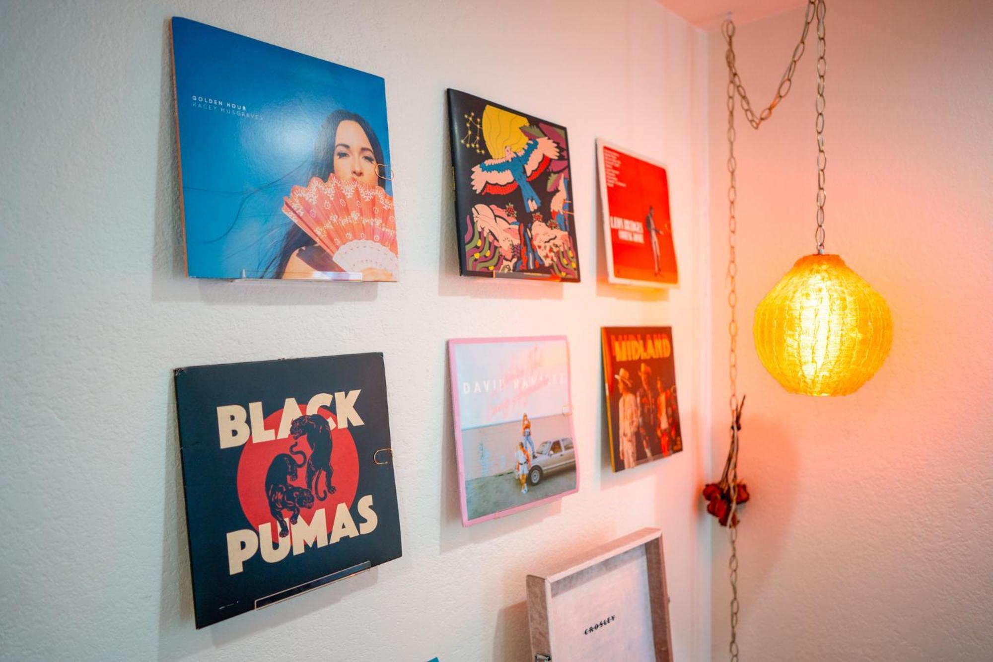 Stylish, Artsy Bungalow Central Eastside オースティン エクステリア 写真