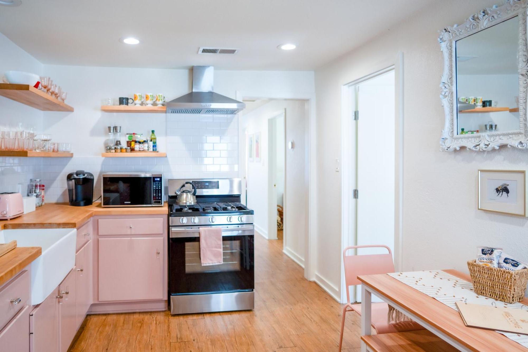Stylish, Artsy Bungalow Central Eastside オースティン エクステリア 写真