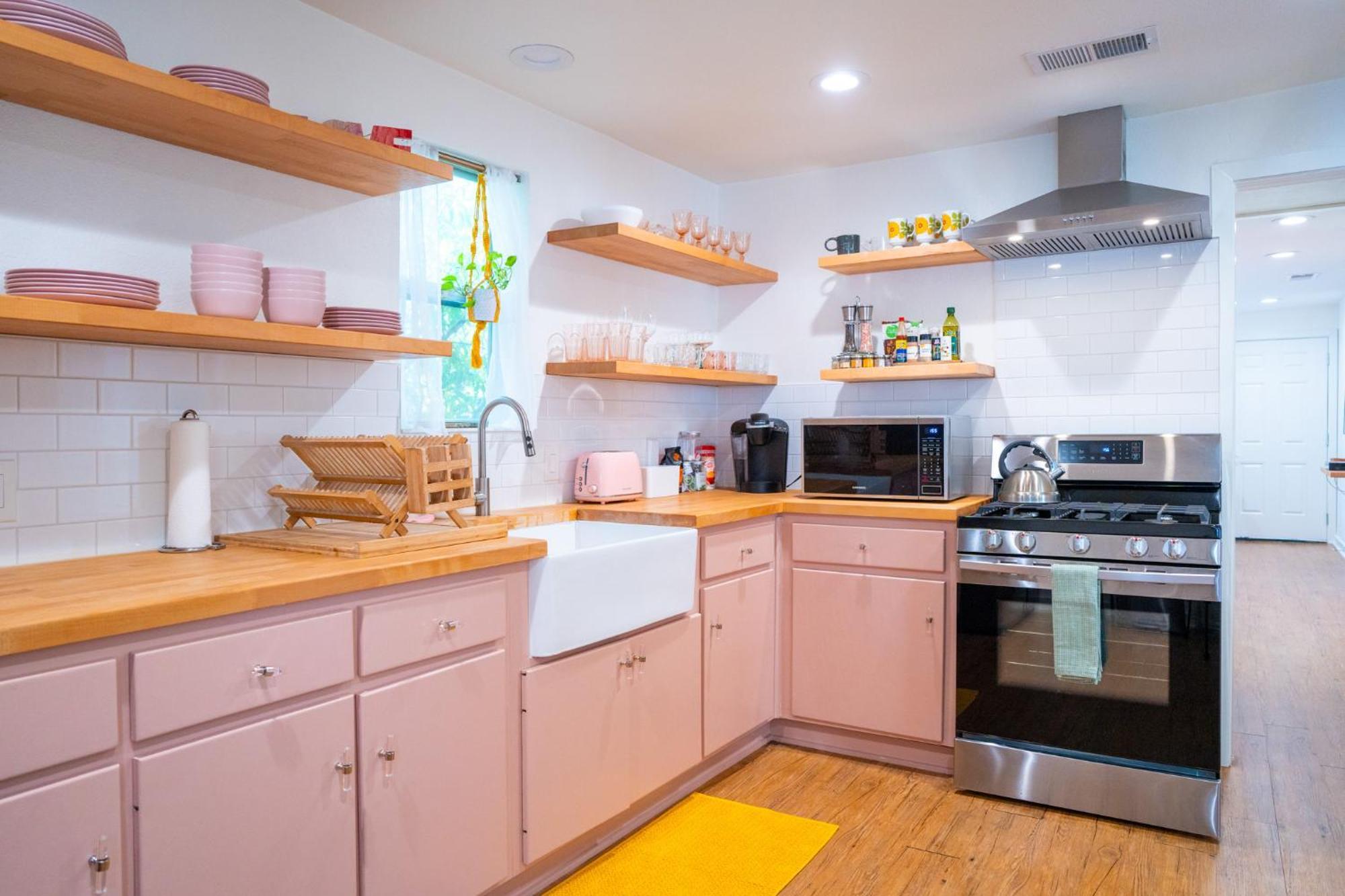 Stylish, Artsy Bungalow Central Eastside オースティン エクステリア 写真