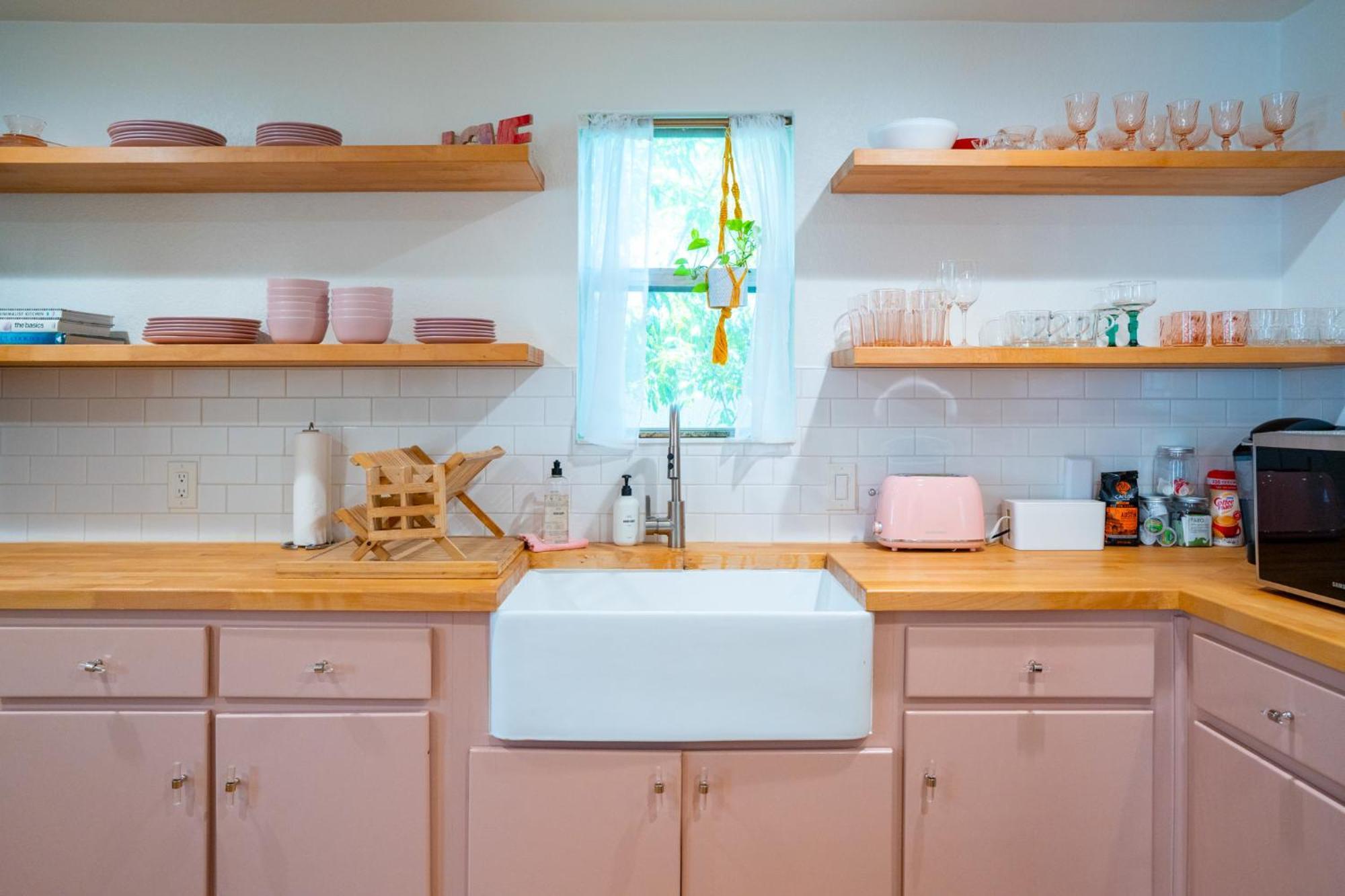 Stylish, Artsy Bungalow Central Eastside オースティン エクステリア 写真