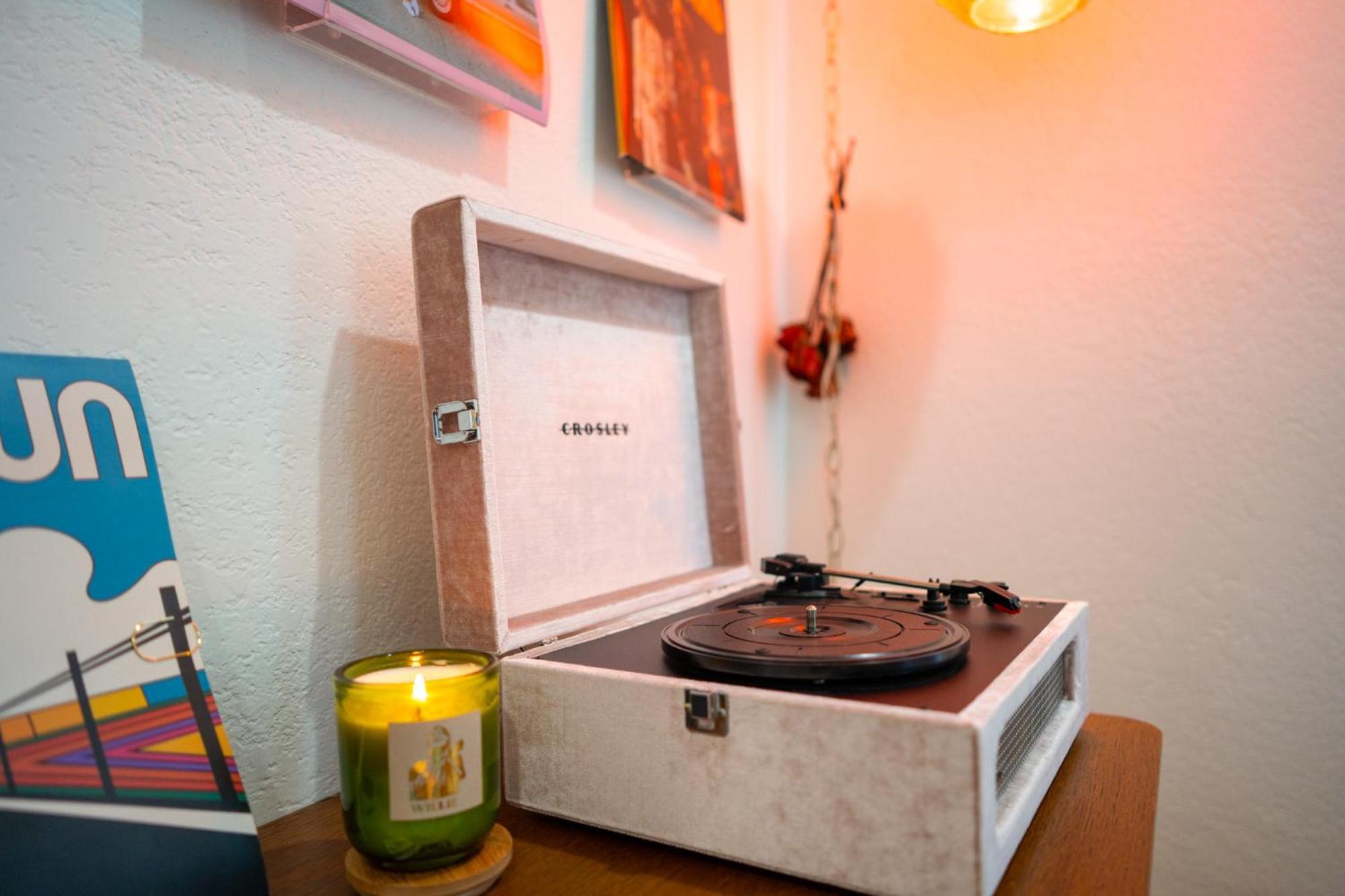 Stylish, Artsy Bungalow Central Eastside オースティン エクステリア 写真