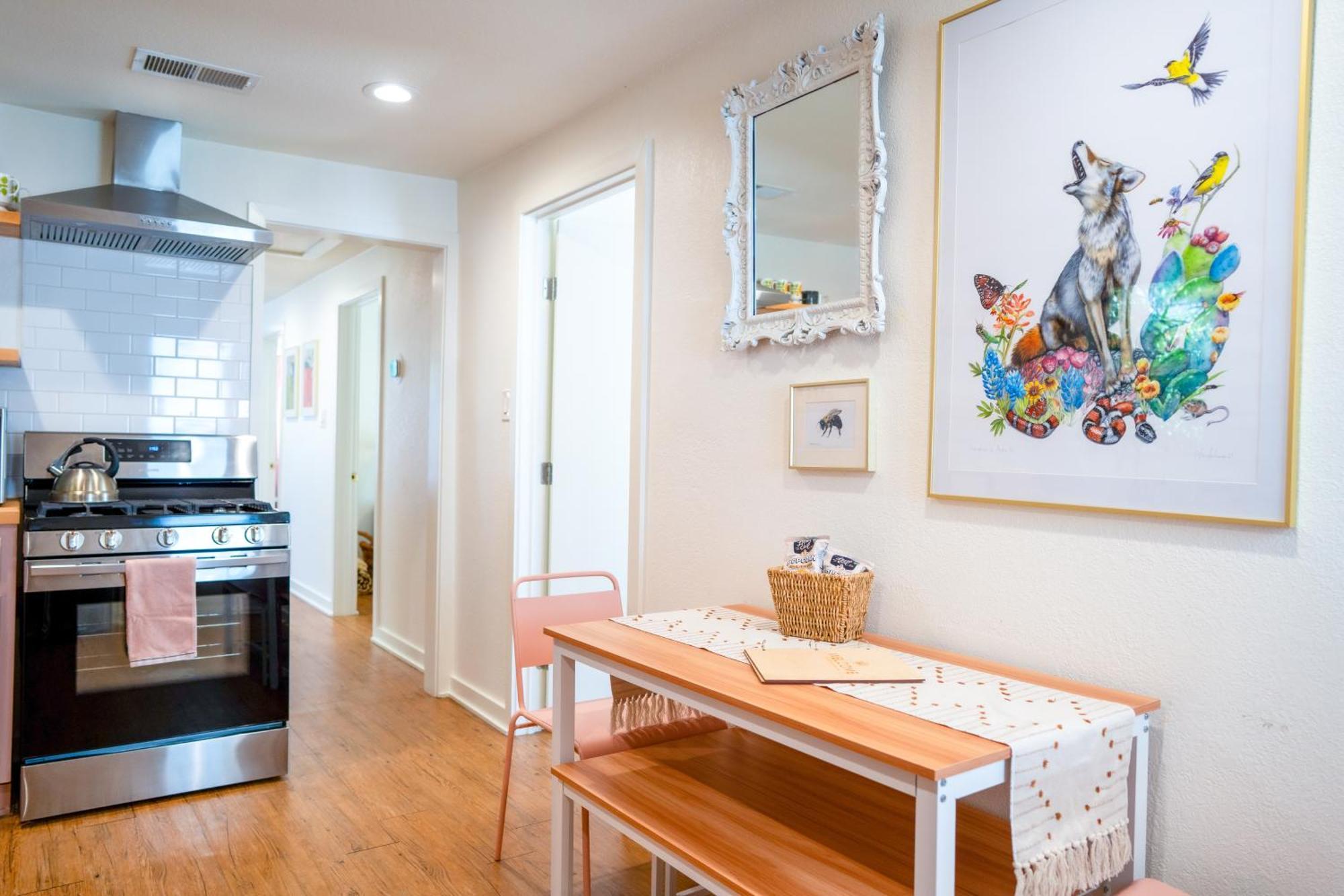 Stylish, Artsy Bungalow Central Eastside オースティン エクステリア 写真