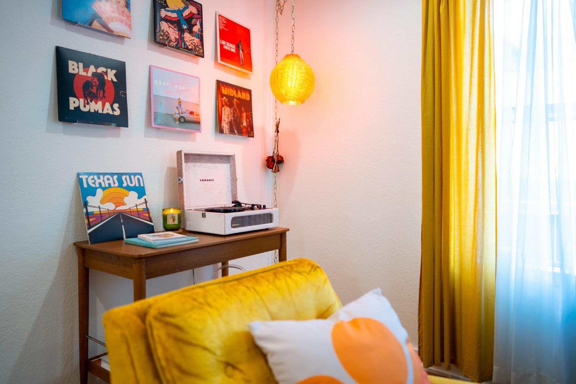 Stylish, Artsy Bungalow Central Eastside オースティン エクステリア 写真