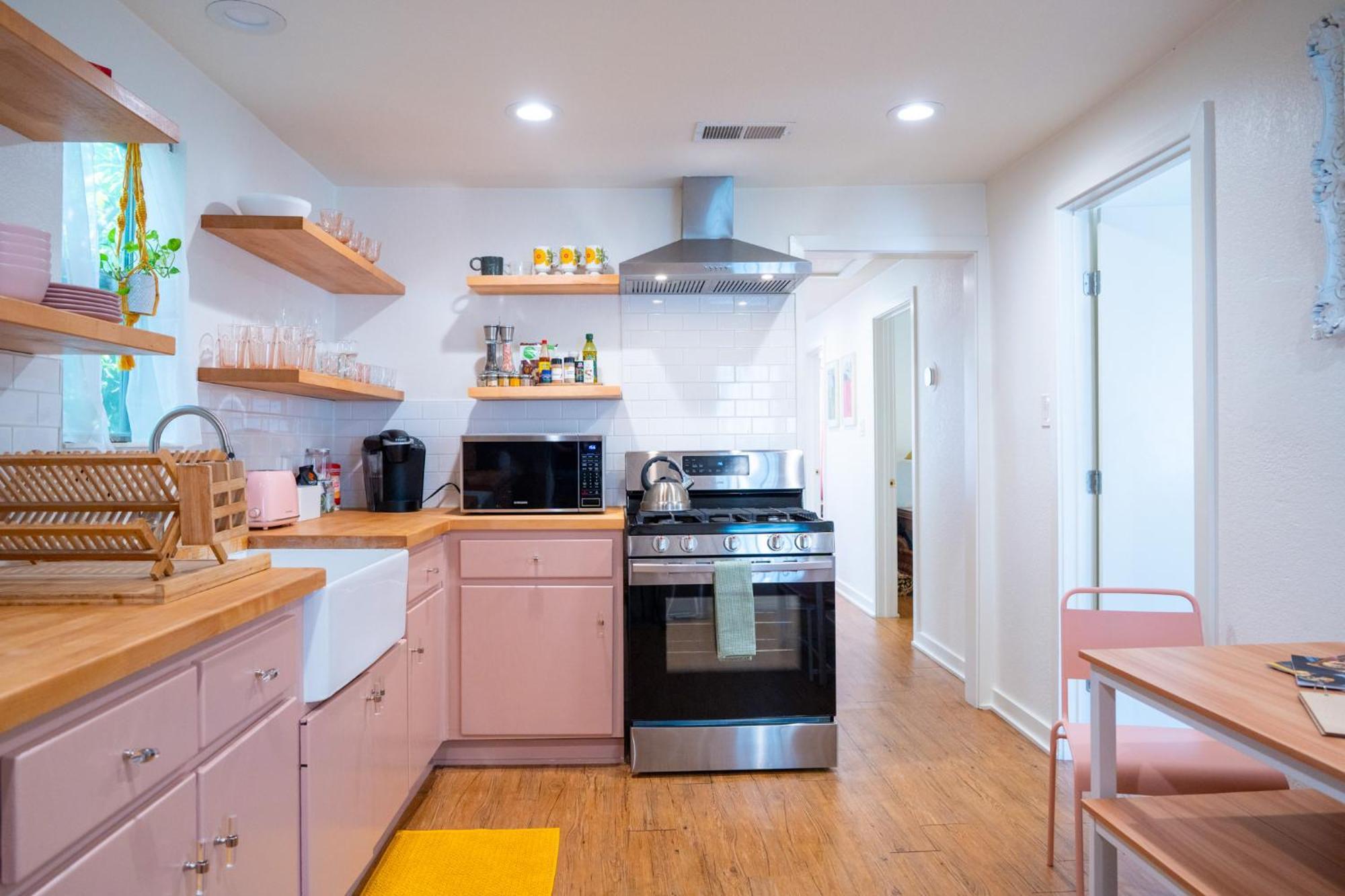 Stylish, Artsy Bungalow Central Eastside オースティン エクステリア 写真