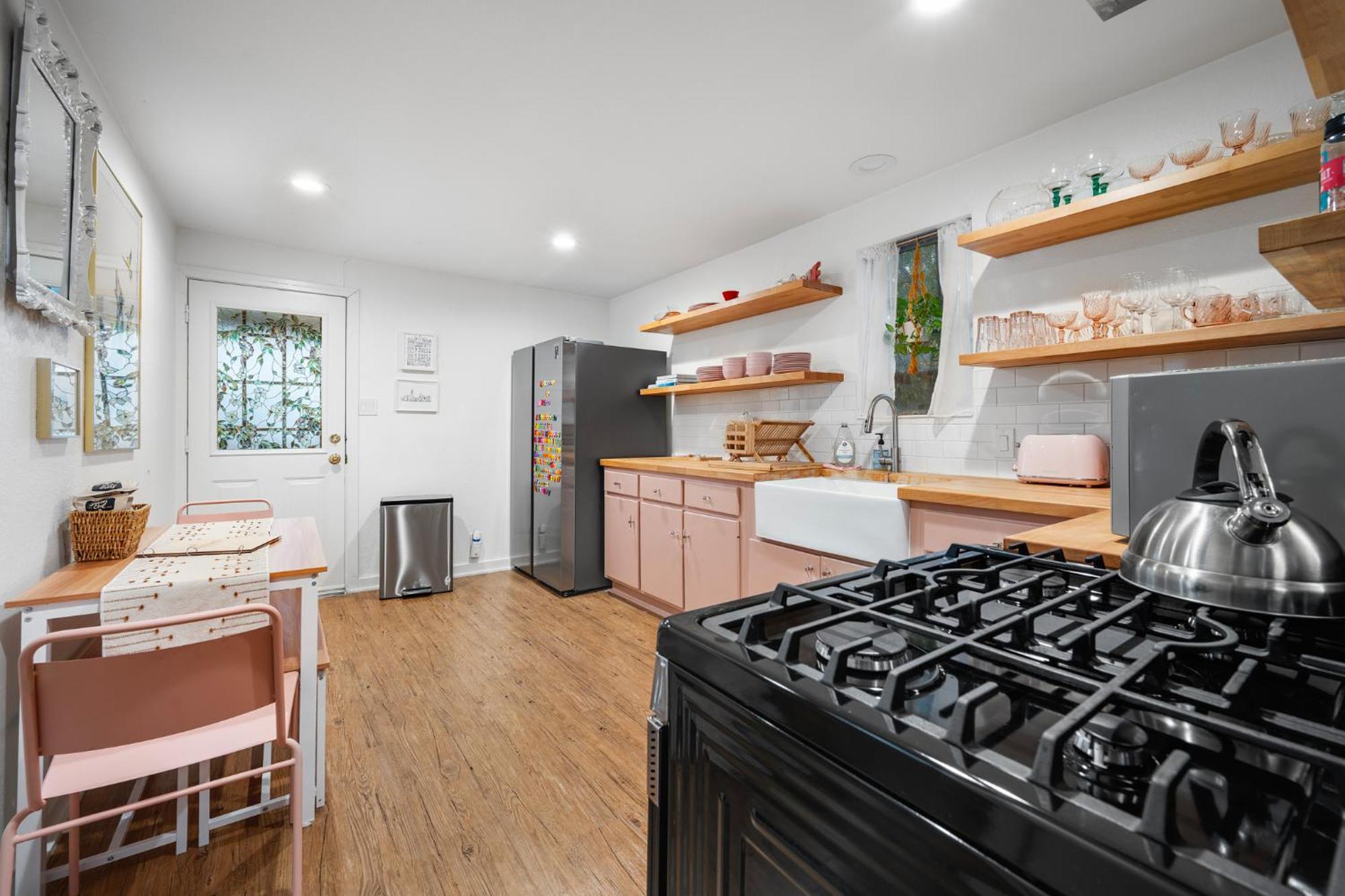 Stylish, Artsy Bungalow Central Eastside オースティン エクステリア 写真
