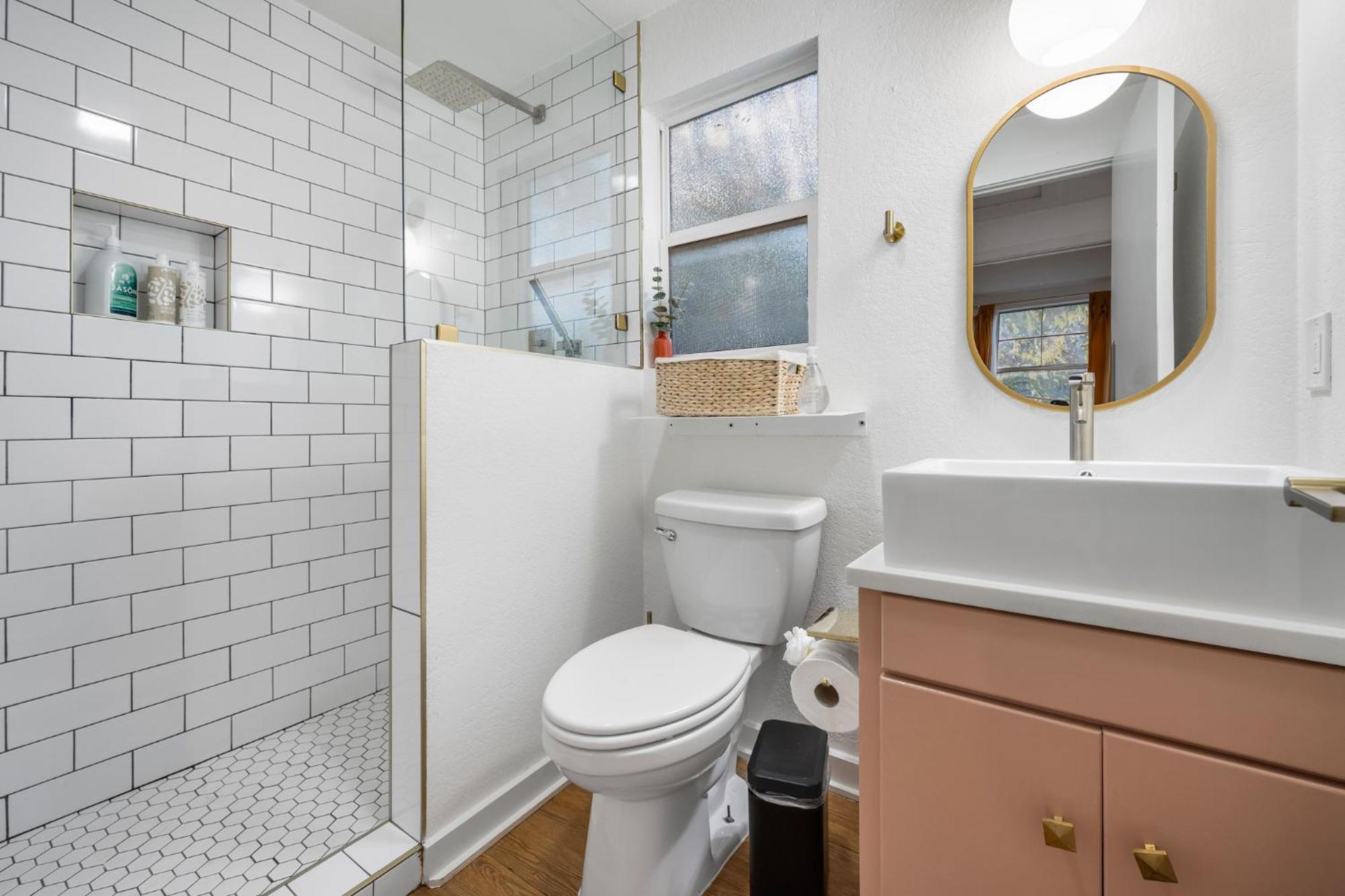 Stylish, Artsy Bungalow Central Eastside オースティン エクステリア 写真