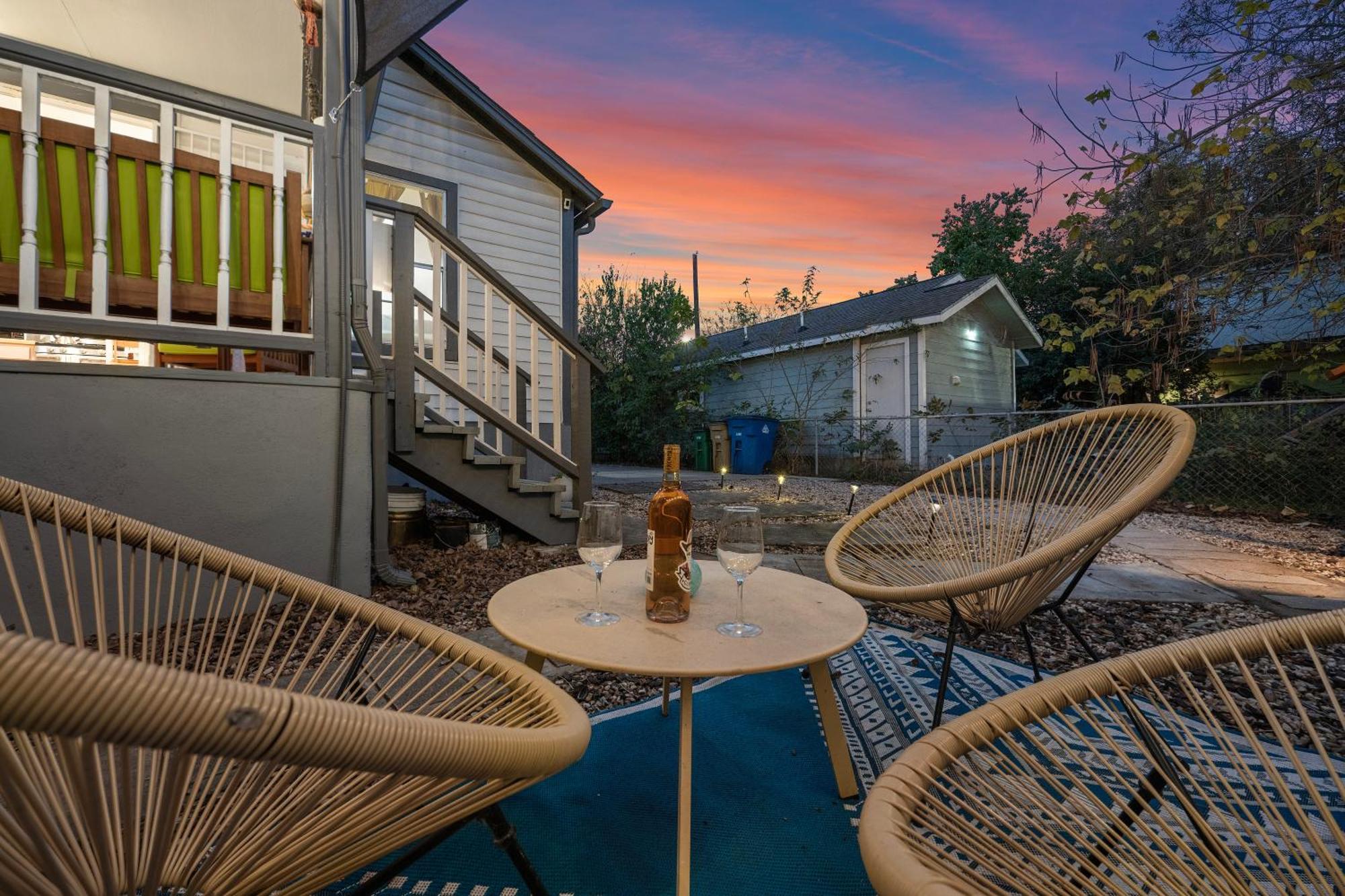 Stylish, Artsy Bungalow Central Eastside オースティン エクステリア 写真