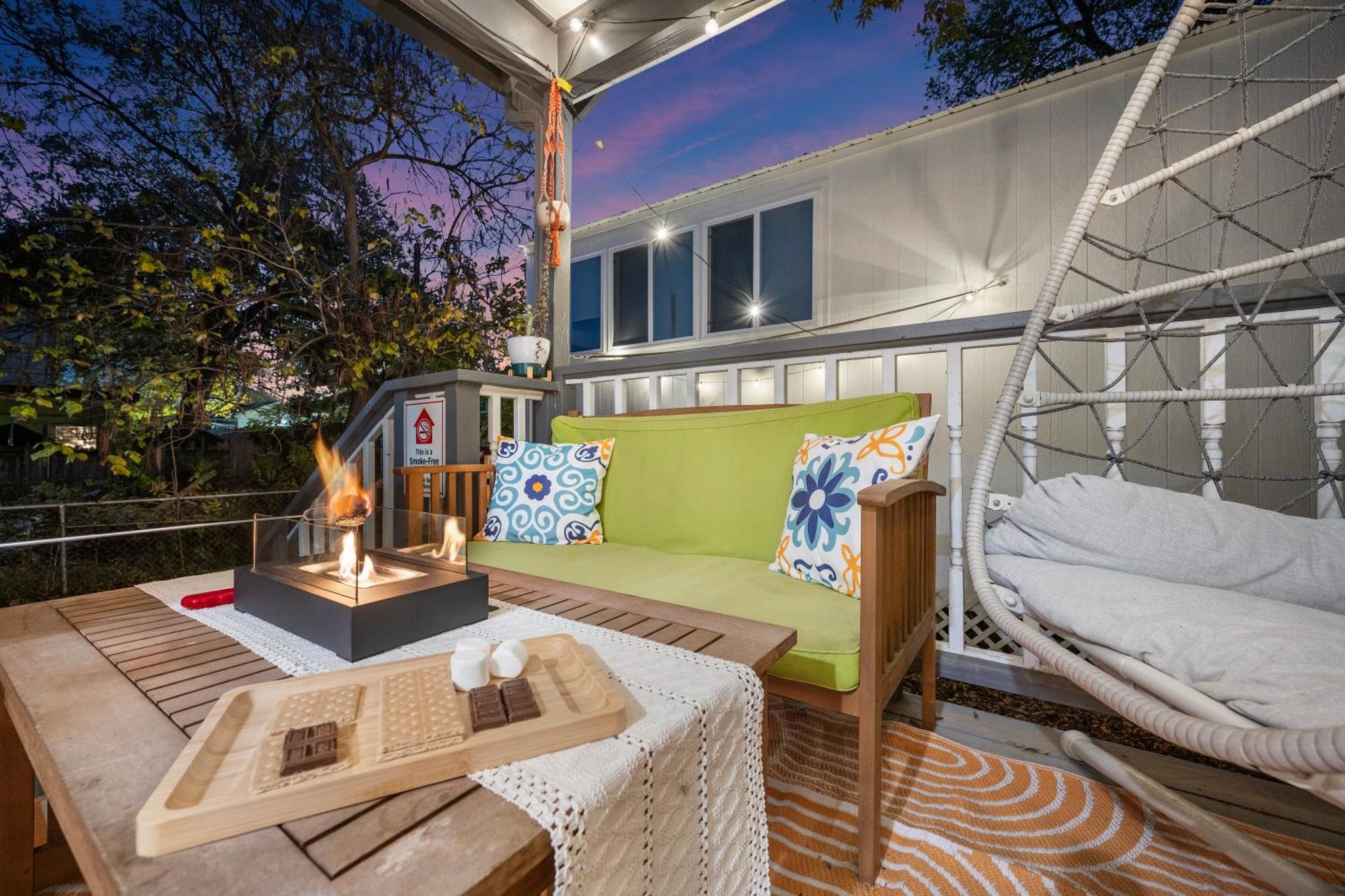 Stylish, Artsy Bungalow Central Eastside オースティン エクステリア 写真