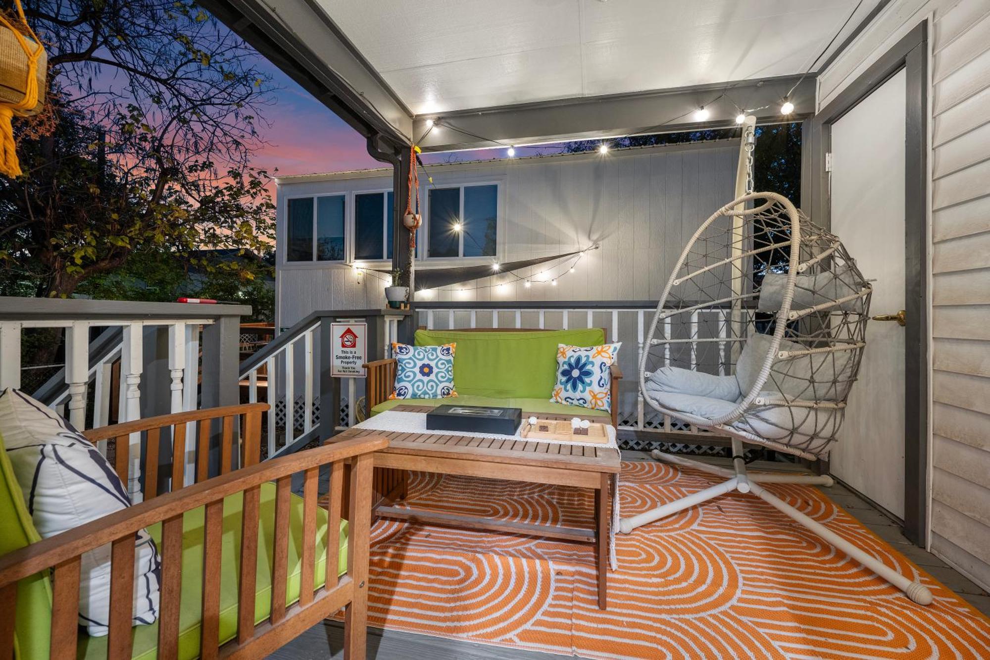 Stylish, Artsy Bungalow Central Eastside オースティン エクステリア 写真