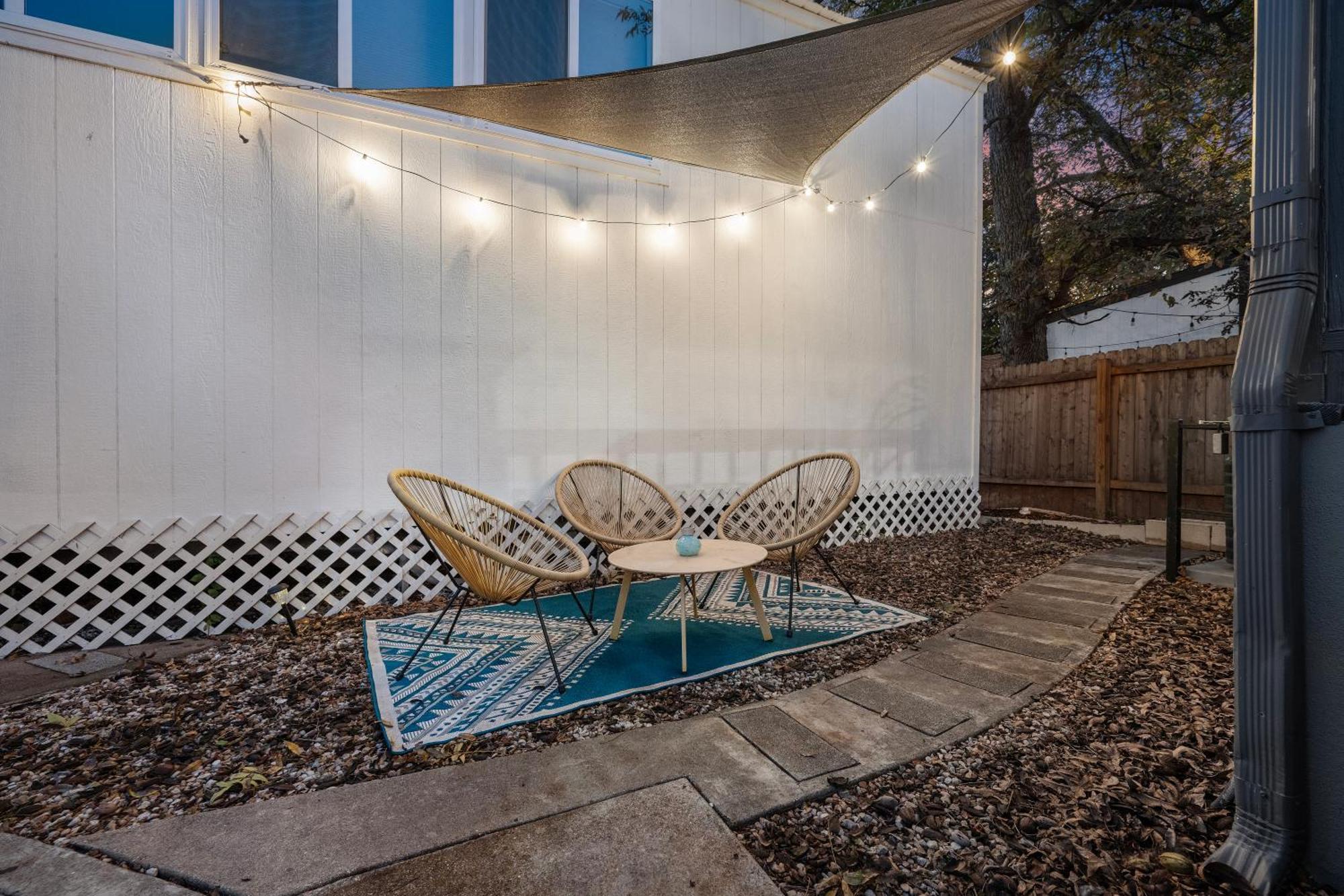 Stylish, Artsy Bungalow Central Eastside オースティン エクステリア 写真