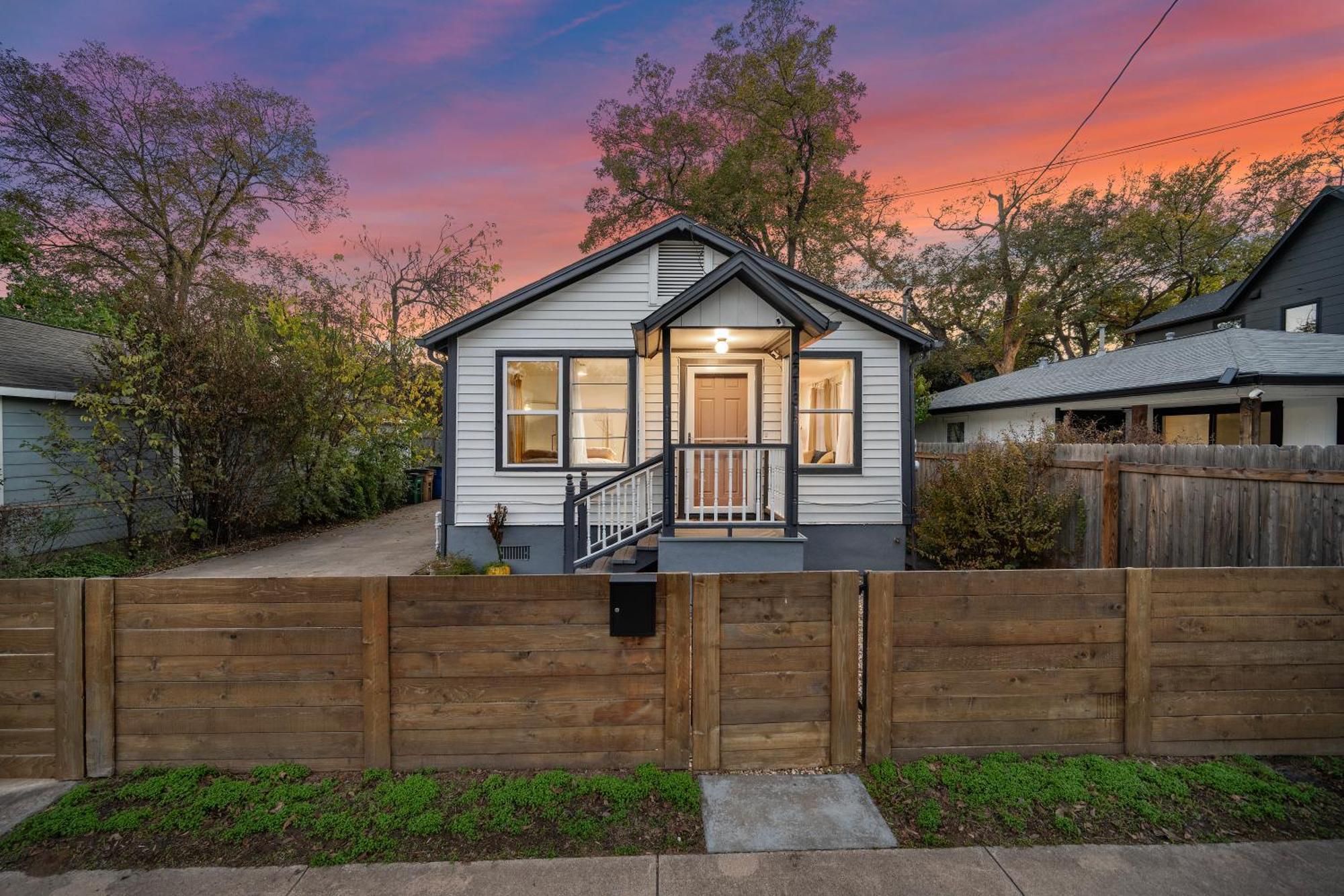 Stylish, Artsy Bungalow Central Eastside オースティン エクステリア 写真