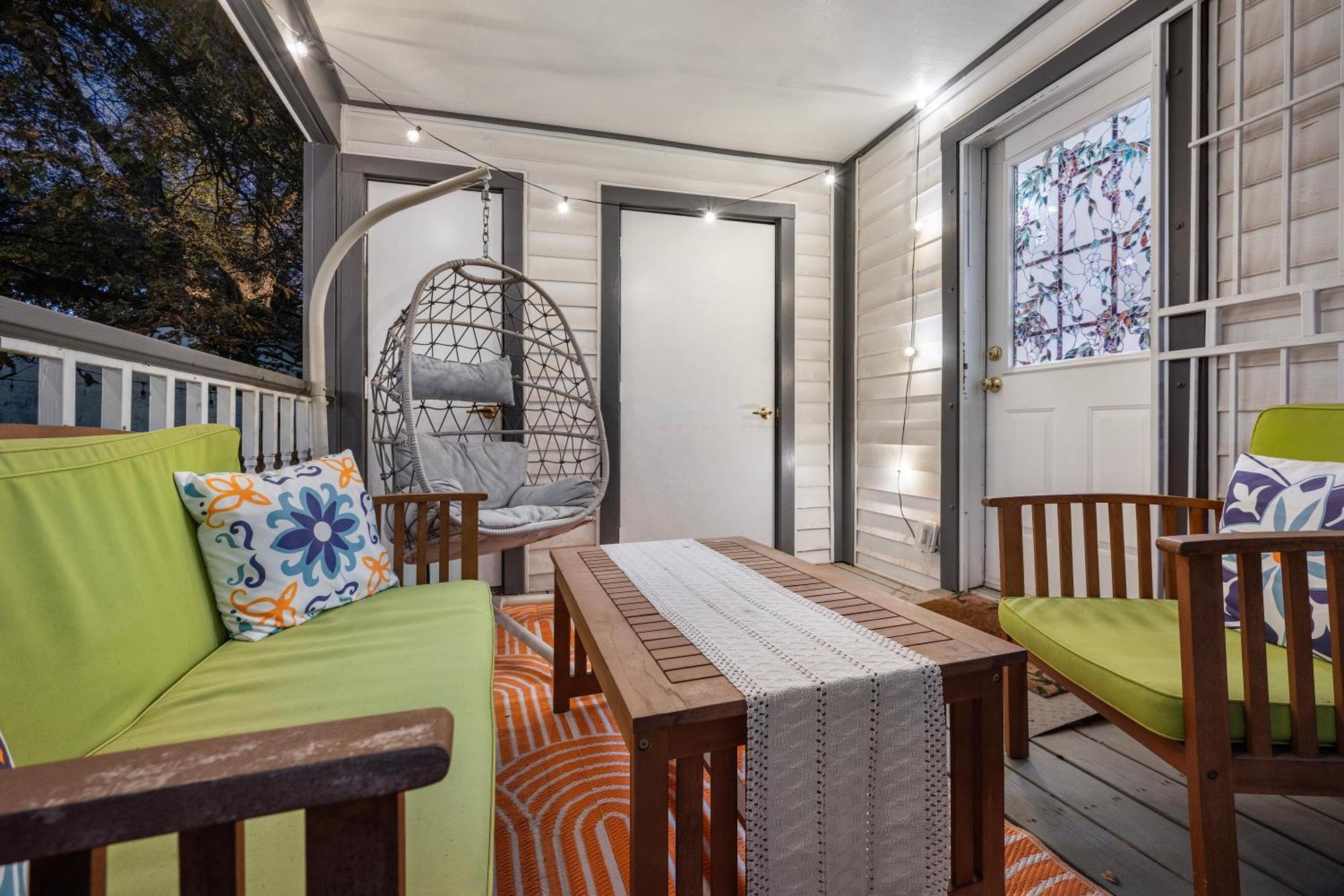 Stylish, Artsy Bungalow Central Eastside オースティン エクステリア 写真