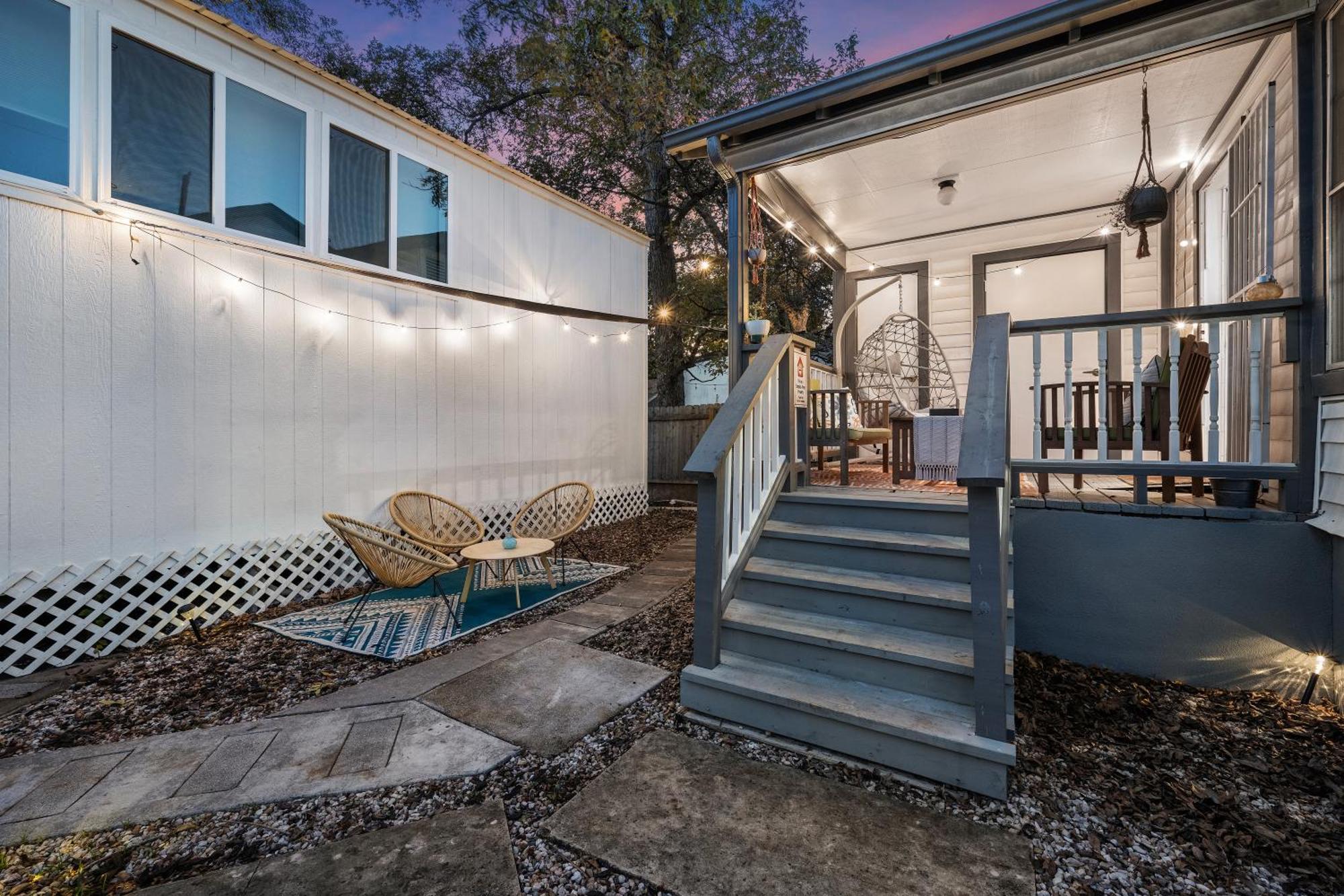 Stylish, Artsy Bungalow Central Eastside オースティン エクステリア 写真